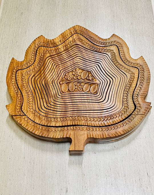 Handcrafted collapsible leaf basket