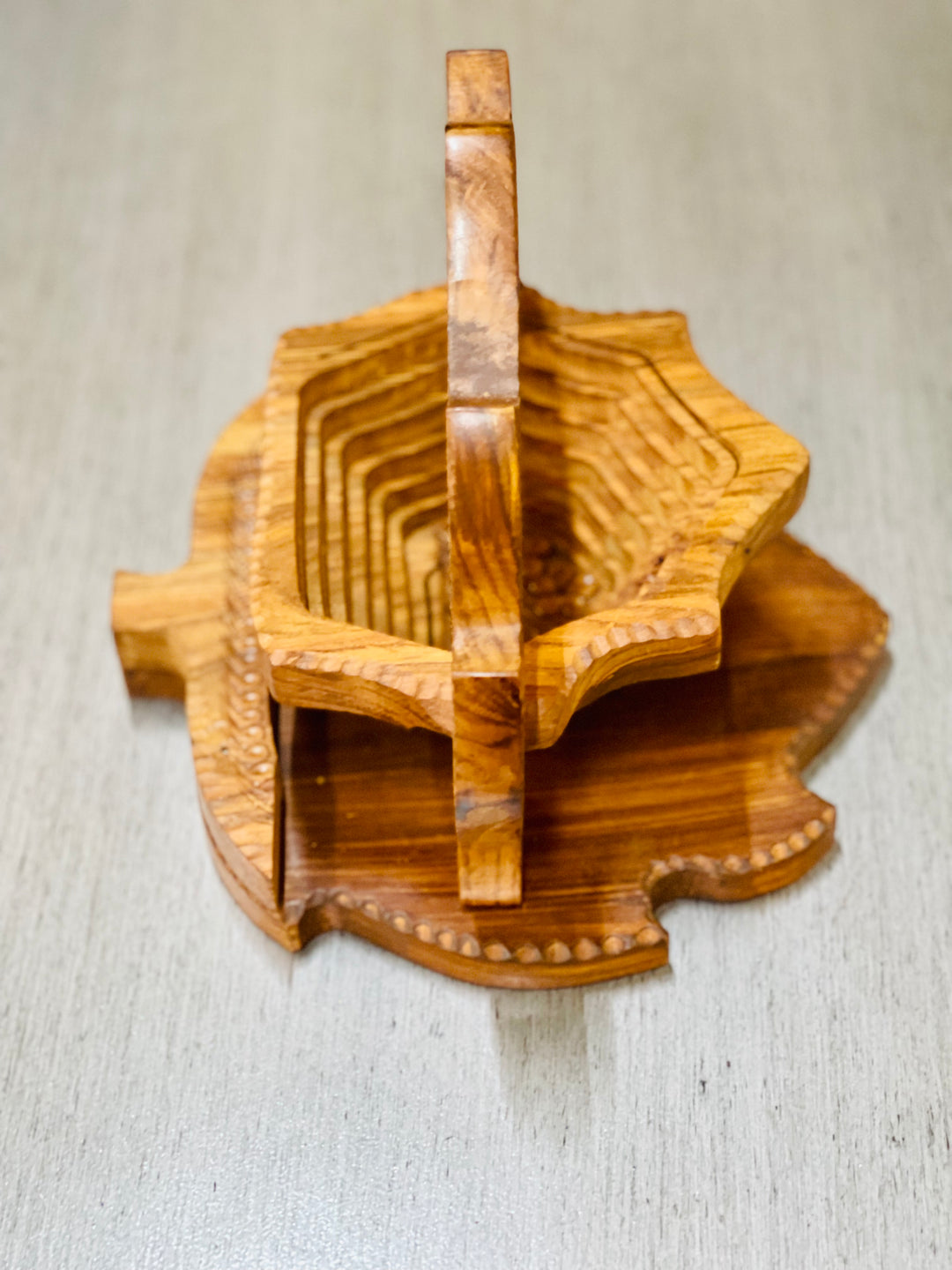 Handmade 8”, wooden, collapsible Leaf shaped basket with handle.  /  fruit basket  /   Bread bowl  /   Hot plate  /    Trivet to basket  /