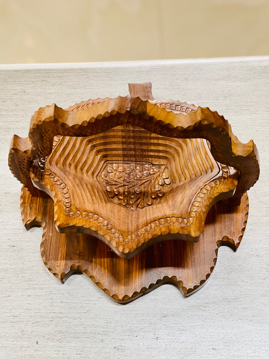 Handcrafted collapsible leaf basket